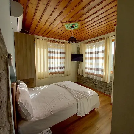 The Stone House מלון דירות Përmet