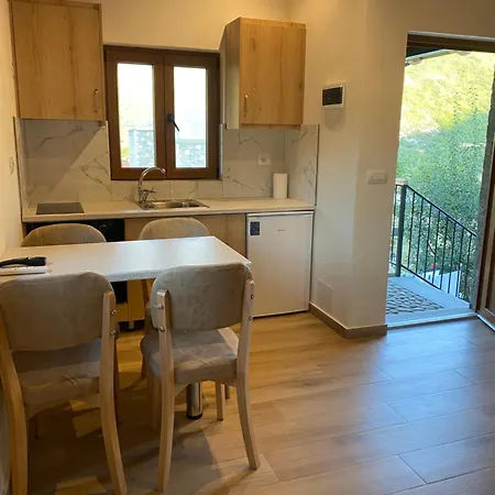 מלון דירות The Stone House 3*